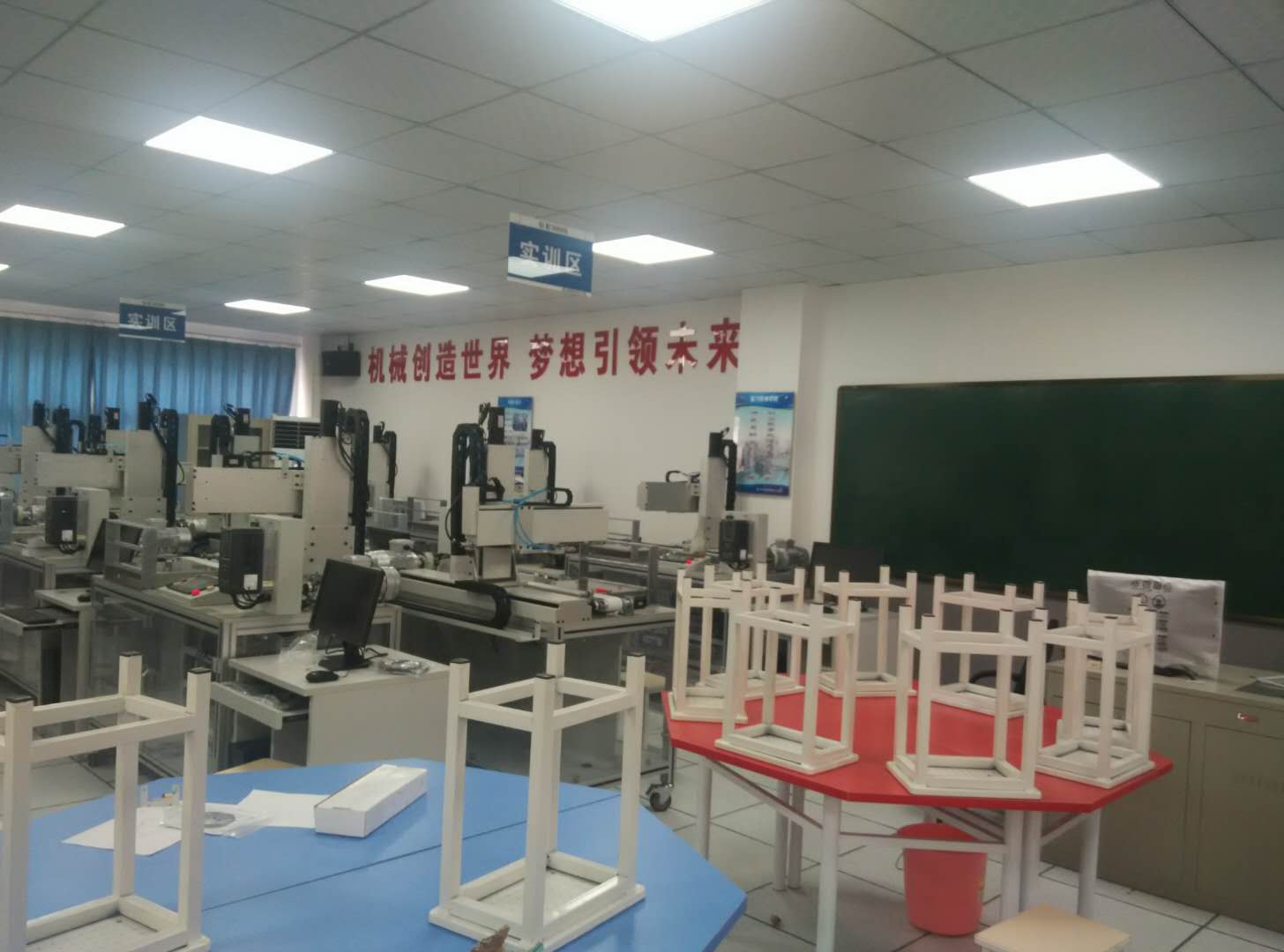 Robot training equipment
